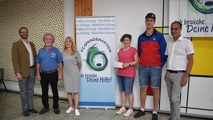 Die jüngste Spendenübergabe fand in Fuldas Verlagshaus Parzeller statt (von links) Verleger Michael Schmitt, Jochen Burk (Bergwacht Oberbach), Petra Heurich (DJK Kothen), Simone Ott (Jugendbildungsstätte Volkersberg), Johannes Voll (Bergwacht Oberbach) und  Chefredakteur Michael Tillmann. Foto: Hanna Wiehe