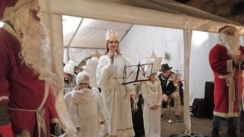 Christkind Julia Neubauer, die auch Weinkönigin 2019 von Pressig ist, kam in Begleitung ihrer kleinen Engel und des Nikolaus und erfreute die Kinder auf dem Weihnachtsmarkt Rothenkirchen. Foto: K.- H. Hofmann