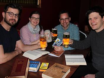 Probieren im "Noble Room" des Hungry Highlander schon mal aus, ob Bibel und Bier zusammenpassen (von links): Azim Manafi, Johanna Unger, Tobias Narr und Bertram Unger.Foto:Oliver Schmidt