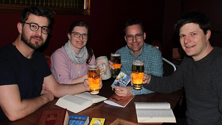 Probieren im "Noble Room" des Hungry Highlander schon mal aus, ob Bibel und Bier zusammenpassen (von links): Azim Manafi, Johanna Unger, Tobias Narr und Bertram Unger.Foto:Oliver Schmidt