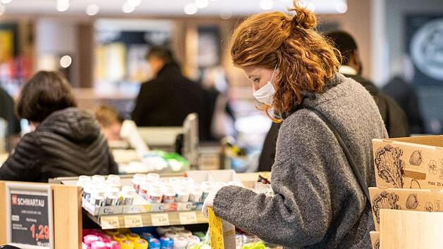 Einkaufen mit Schutzmaske