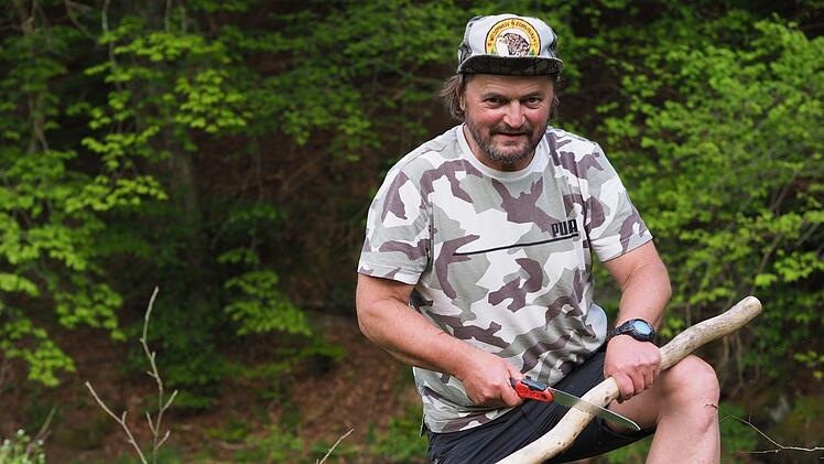 Survival-Experte Walter Lauter beim Holzmachen.
