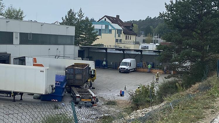 Schwarzenbruck: Lastwagen st&uuml;rzt von B8 auf Firmengel&auml;nde - Auto im Gegenverkehr gerammt