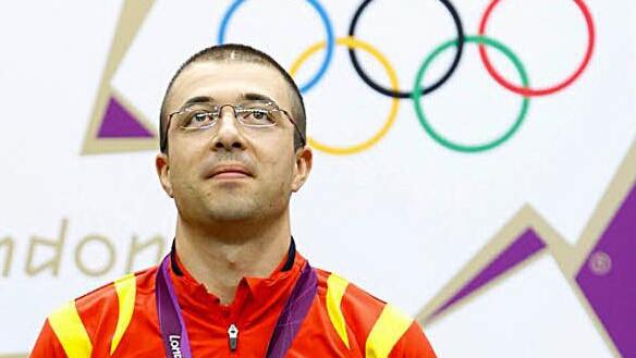 Der gro&szlig;e Moment: Die Goldmedaille baumelt um den Hals von Alin George Moldoveanu. Fotos: Ian Langsdon/dpa