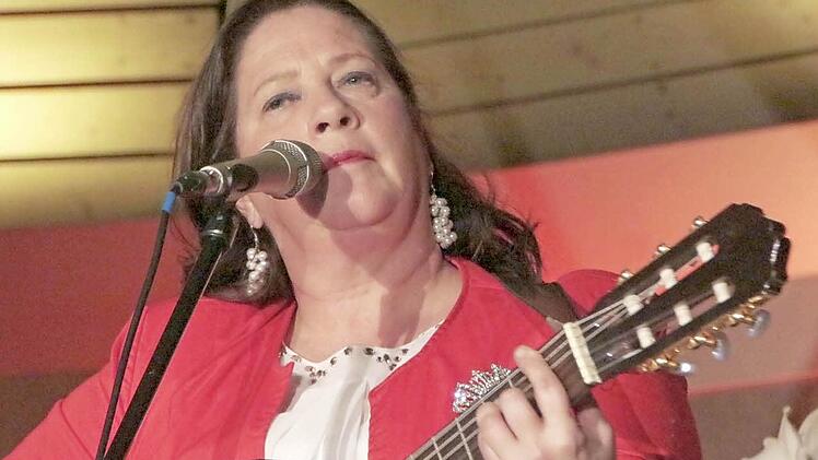 Ob Gitarre, Geige oder Akkordeon: Kathy Kelly ist vielseitig.
