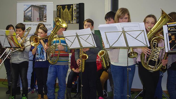 Die Klasse 6 b spielte Stücke wie "Siebenschritt", "Es wird scho glei dumpa" und die "Amboss-Polka" Foto: Heike Schülein