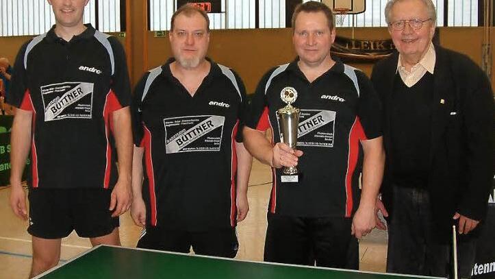Oberfränkischer Meister in der Altersklasse 40 wurde überraschend der TSV Windheim mit (von links) Matthias Trebes, Volker Wich und Armin Raab. Rechts Bezirksseniorenfachwart Günter Zech. Fotos: Hans Franz