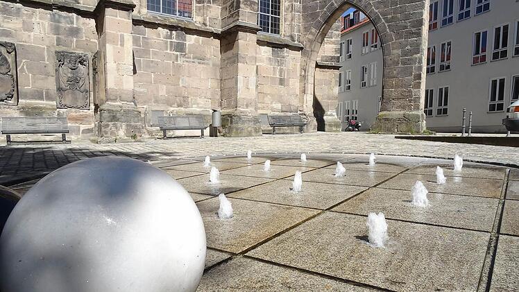 Abkühlung erwünscht? Brunnen an der Coburger Morizkirche.Foto: Jochen Berger