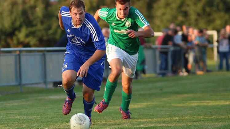 Der Muggendorfer Spielertrainer Bernd Audenrieth (l.) treibt das Spielgerät nach vorn, verfolgt von Julian Fleischmann. Am Ende setzte sich die DJK Willersdorf in der A-Klasse 3 mit 5:2 durch.  Fotos: Matthias Hofmann