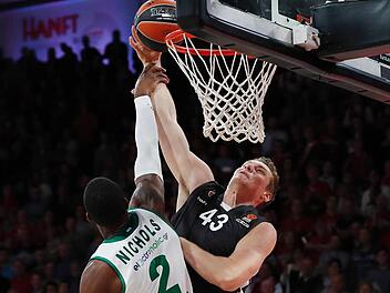 Trotz eines Fouls von Demetris Nichols (l.) erzielt Leon Radosevic bei seinem Comeback nach einer Knöcheloperation schon nach wenigen Sekunden seine ersten Punkte der Saison. Foto: Daniel Löb