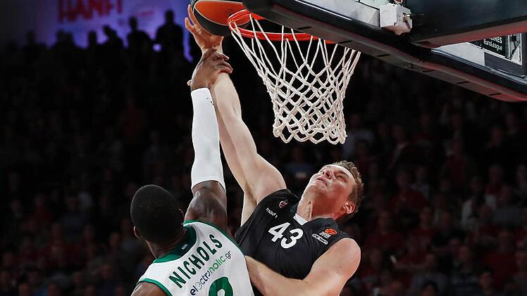 Trotz eines Fouls von Demetris Nichols (l.) erzielt Leon Radosevic bei seinem Comeback nach einer Knöcheloperation schon nach wenigen Sekunden seine ersten Punkte der Saison. Foto: Daniel Löb