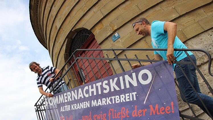 Rund um den Alten Kranen im Marktbreit (im Hintergrund) laden Achim Knöchel, Wolf Demel und ihre Organisation "We for Future" zu einem "Zukunft-Festival" ein.  Foto: Diana Fuchs