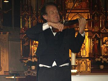Michael Grube war beim Spiel auf der  Violine mit allen Sinnen dabei und ging völlig in den Melodien auf. Es  war grandios.     Susanne Deuerling