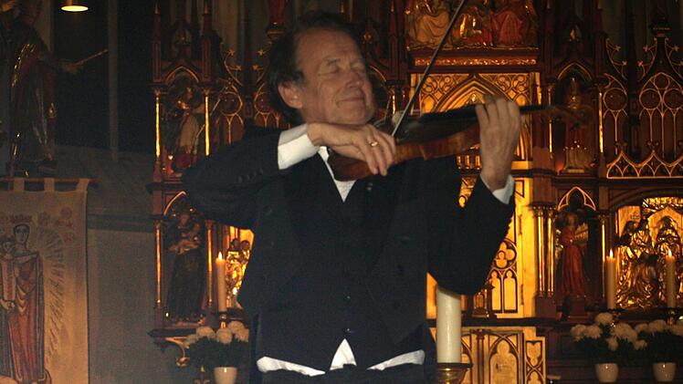 Michael Grube war beim Spiel auf der  Violine mit allen Sinnen dabei und ging völlig in den Melodien auf. Es  war grandios.     Susanne Deuerling