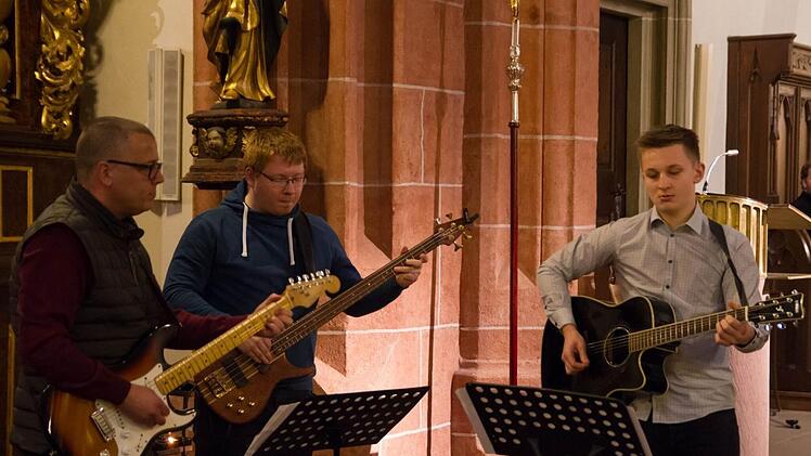 Die Schüler-Lehrer-Band mit Udo Fleischmann an der E-Gitarre, Thomas Lange am Bass und Tim Batzner an der Akustik-Gitarre (von links)