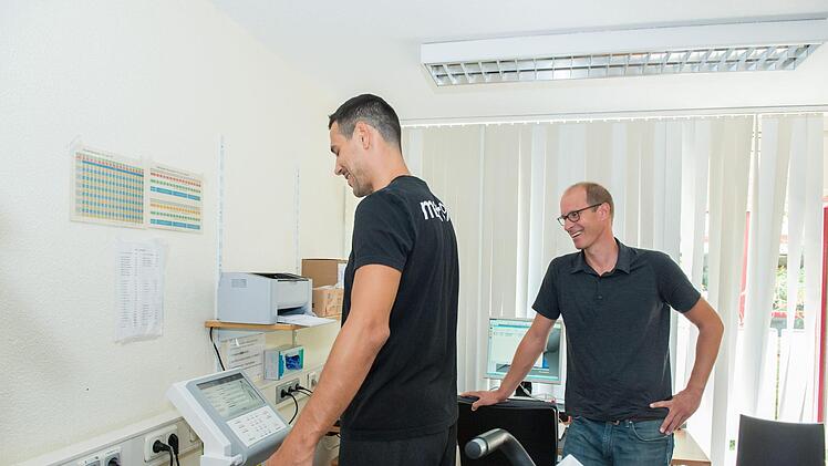Bei der erweiterten Körperfettwaage findet eine grobe Messung der körperlichen Fitness auf Ebene des Muskel- und Fettgewebes statt. Foto: Anand Anders