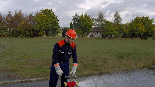 Verschieden Aufgaben mussten die jungen Feuerwehrleute bewerkstelligen, hier am Hydranten.  Foto: Klaus Preisend&ouml;rfer