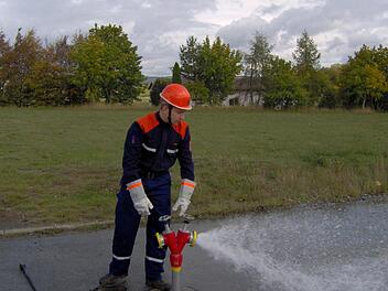 Verschieden Aufgaben mussten die jungen Feuerwehrleute bewerkstelligen, hier am Hydranten.  Foto: Klaus Preisend&ouml;rfer