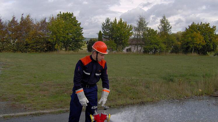 Verschieden Aufgaben mussten die jungen Feuerwehrleute bewerkstelligen, hier am Hydranten.  Foto: Klaus Preisend&ouml;rfer