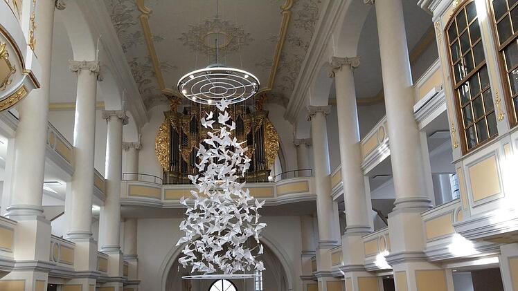 Design oder Kunst? 200 Tauben, aus Papier gefaltet und an Stahlseilen aufgefädelt, bilden den Weihnachtsbaum in der Coburger Kirche St. Moriz. Foto: Simone Bastian