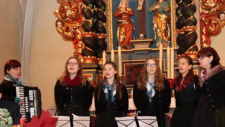 Die Eschenbacher Madli sangen fränkische Lieder, aber auch das "Hallelujah" von Leonard Cohen.      Foto: Johanna Blum
