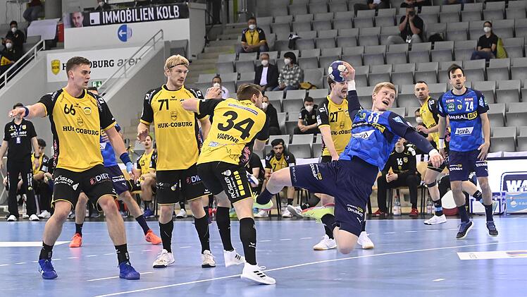 Die Coburger (von links) Stepan Zeman, Andreas Schröder, Tobias Varvne und Pontus Zetterman müssen mitansehen, wie Ymir Örn Gislason freistehend zum Wurf kommt.