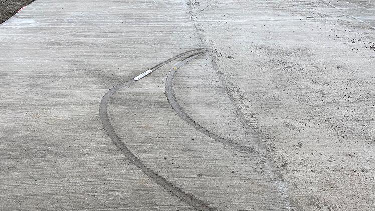 Landkreis Kitzingen: Absperrungsmissachtung führt zu Schäden - Folgen für Autofahrer und Steuerzahler