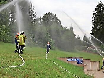 „Wasser marsch!“ hieß es bei einer Gemeinschaftsübung der Weismainer Jugendfeuerwehren.