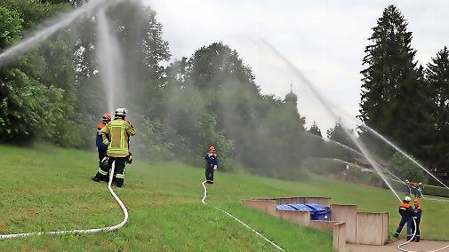 „Wasser marsch!“ hieß es bei einer Gemeinschaftsübung der Weismainer Jugendfeuerwehren.