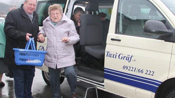 Beim ersten Mal hilft Bürgermeister Volker Schmiechen der 79 Jahre alten Else Kaluz aus dem Bürger-Taxi. Sie stieg am Eichberg zu. Foto: Sonja Adam