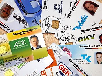 Seit 1. Januar ist die Gesundheitskarte mit Foto Pflicht: Wer keine hat, muss nachweisen, dass er versichert ist. Foto: Harald Tittel, dpa