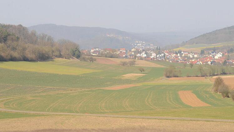 Kilometer 7: Durch den Wald, am Terzenbrunn vorbei, öffnet sich der Blick hinab ins Tal. Es geht nach und durch Arnshausen Richtung Golfplatz. Am schmalen Trailstück sind die ersten zehn Kilometer geschafft.