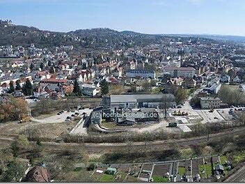 Brachland mitten in Coburg: Das Brockardt-Gelände liegt direkt an der Bahnstrecke nach Sonneberg. Rechts am Kanonenweg ist das Milchhofgelände zu erkennen. Es dient derzeit als Parkplatz. Ursprünglich wollte das Baureferat, dass Brockardt- und Milchhofareal zusammen erschlossen werden. Foto: Volkmar Franke/www.hochbild-design.de