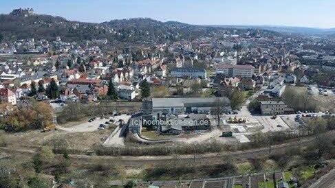 Brachland mitten in Coburg: Das Brockardt-Gelände liegt direkt an der Bahnstrecke nach Sonneberg. Rechts am Kanonenweg ist das Milchhofgelände zu erkennen. Es dient derzeit als Parkplatz. Ursprünglich wollte das Baureferat, dass Brockardt- und Milchhofareal zusammen erschlossen werden. Foto: Volkmar Franke/www.hochbild-design.de