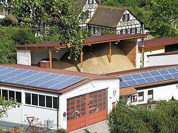 Die Voltaikanlage auf dem Dach des Feuerwehrhauses und die Hackschnitzelheizung der Schule (dahinter) könnten in das Energiekonzept für Egloffstein mit einbezogen werden. Foto: Reinhard Löwisch