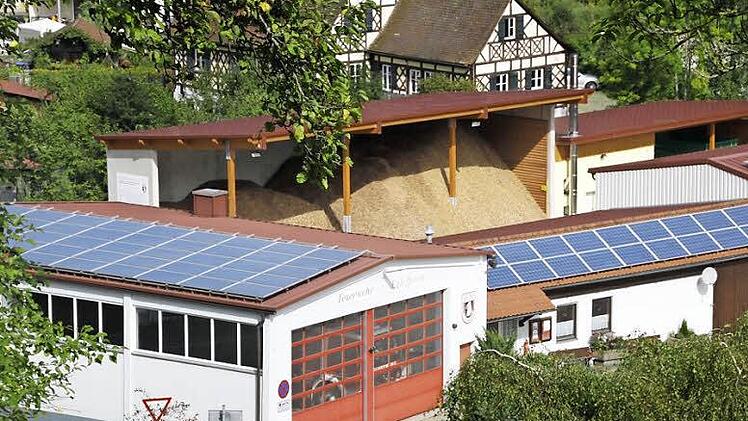 Die Voltaikanlage auf dem Dach des Feuerwehrhauses und die Hackschnitzelheizung der Schule (dahinter) könnten in das Energiekonzept für Egloffstein mit einbezogen werden. Foto: Reinhard Löwisch