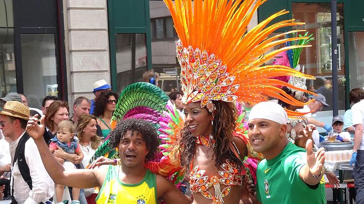 Erste Impressionen vom Samba-Umzug durch die Coburger InnenstadtFoto: Jochen Berger