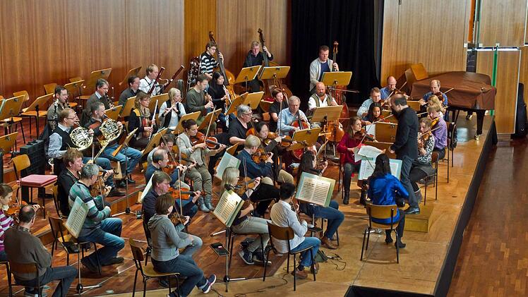 Roland Kluttig und das Philharmonische Orchester beim Concertino im Coburger Kongresshaus.Foto: Jochen Berger