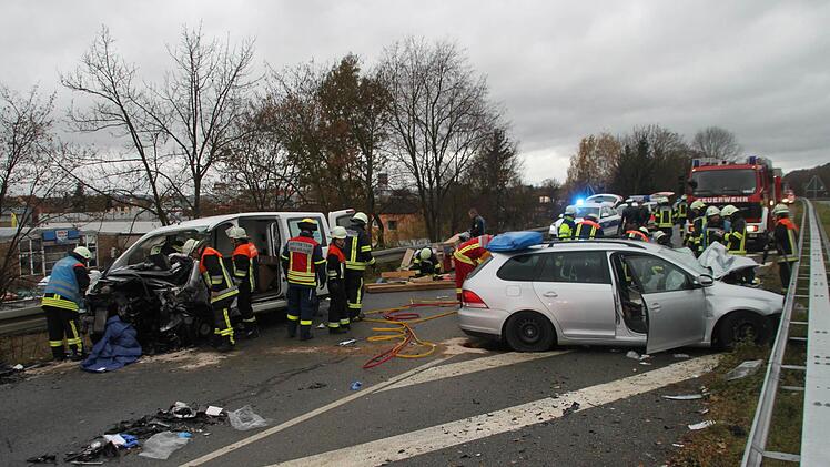 Schweres Verkehrsunglück auf der Bundesstraße 289 bei Kulmbach am Samstagmorgen  Foto: Dagmar Besand