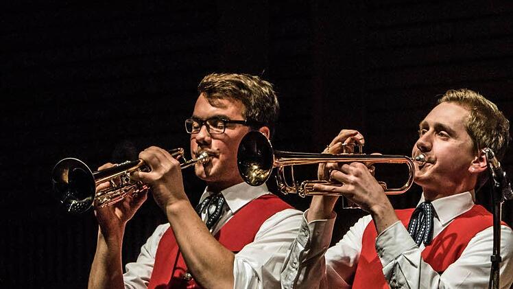 Unter der Leitung von Lena Wegener beeindruckte der Musikverein Rödental beim Weihnachtskonzert in der Franz-Goebel-Halle. Foto: Jochen Berger