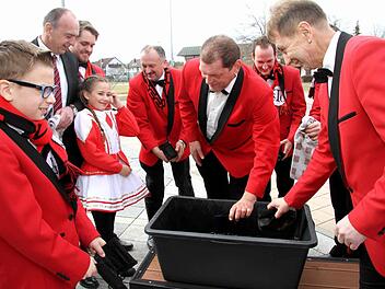 Impressionen von der Schlüsselübergabe im Weisendorfer Rathaus. Foto: Richard Sänger