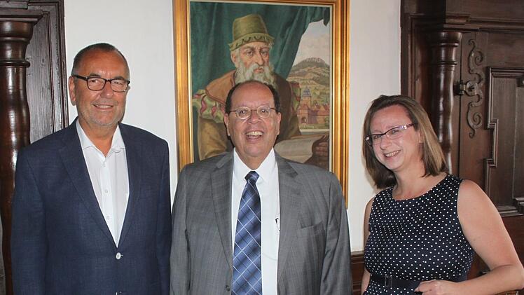 Gruppenbild mit Adam Riese: John L. Withers (Mitte) erzählte Stadtarchivarin Adelheid Waschka und Bürgermeister Jürgen Kohmann etliche Geschichtchen, die sein Vater 1946 als US-Offizier in Staffelstein erlebte. Foto: Matthias Einwag