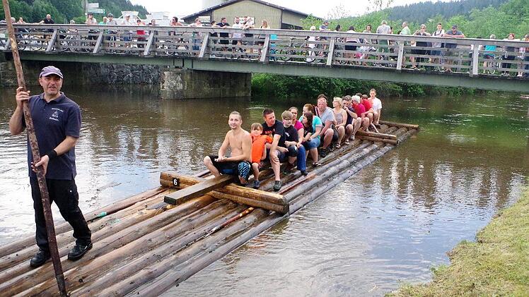 Erstmals trugen die Kinder bis zu zwölf Jahren eine Schwimmweste, so beispielsweise der zweite Teilnehmer von links.