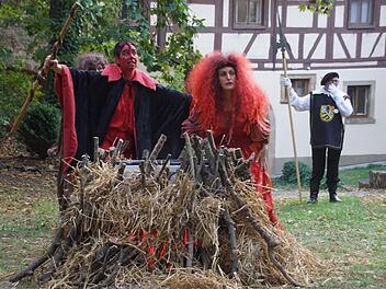 Hoch her ging es beim Hexensabbat im Probstenhof, wie ihn sich die Menschen zu Zeiten der Hexenprozesse vorstellten. Als Teufel brillierte Monika Schraut.Sabine Weinbeer