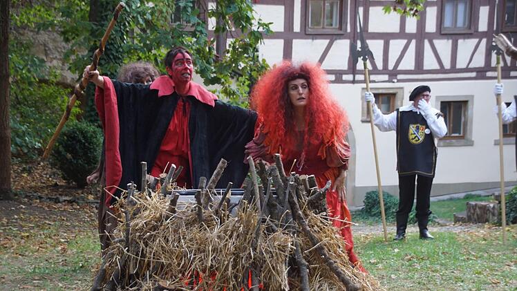 Hoch her ging es beim Hexensabbat im Probstenhof, wie ihn sich die Menschen zu Zeiten der Hexenprozesse vorstellten. Als Teufel brillierte Monika Schraut.Sabine Weinbeer