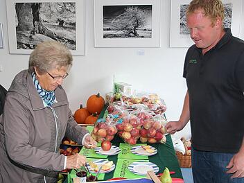 Kürbisse, Äpfel, Pflaumen, Birnen gab es am Stand des Obsthofs Müller aus  Modlos. Und probieren durfte man auch. Foto: Dieter Britz