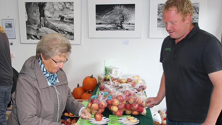 Kürbisse, Äpfel, Pflaumen, Birnen gab es am Stand des Obsthofs Müller aus  Modlos. Und probieren durfte man auch. Foto: Dieter Britz