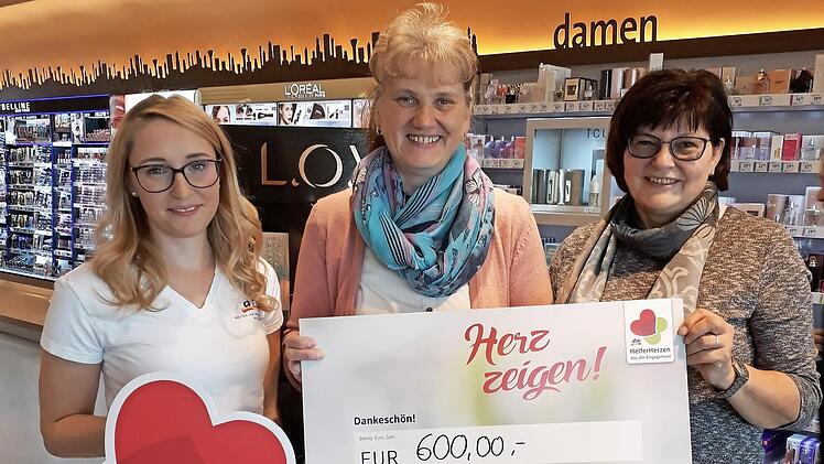 Die Koordinatorinnen des Christl.Palliativ- und Hospizdienstes Sieglinde Graf und Sieglinde Simmerlein freuen sich über 600 Euro. Foto: p