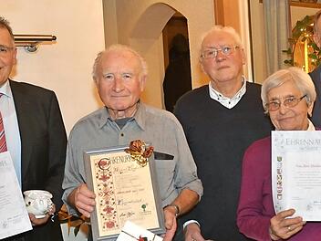 Ehrungen beim Gartenbauverein Gundelsdorf: Stefan Auer (Vorsitzender), Hubert Lindner, Hans Krischok, Anni Heinlein, Kreisvorsitzender Fritz Pohl (v. l.) Foto: Karl-Heinz Hofmann