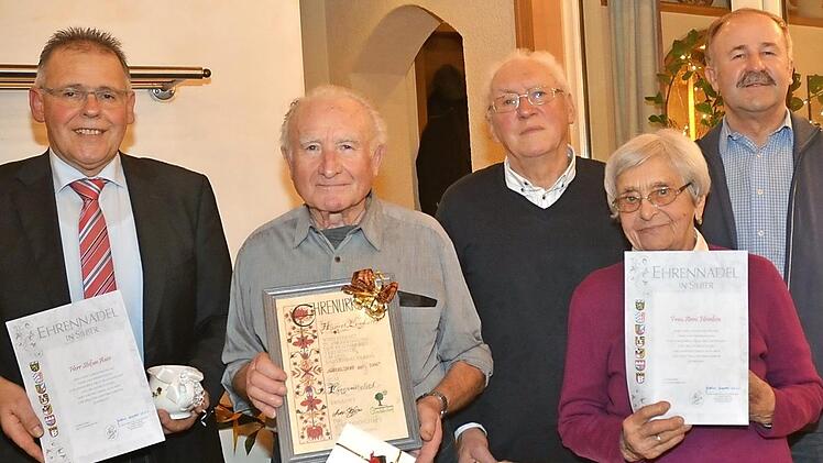Ehrungen beim Gartenbauverein Gundelsdorf: Stefan Auer (Vorsitzender), Hubert Lindner, Hans Krischok, Anni Heinlein, Kreisvorsitzender Fritz Pohl (v. l.) Foto: Karl-Heinz Hofmann